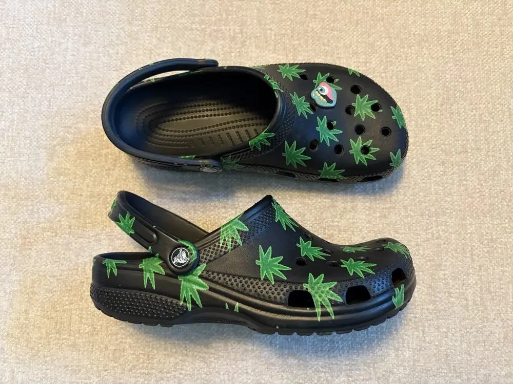 Crocs Classic Hemp Leaf Clogs Unisex Men’s 7 Women’s 9 Black & Green Hippie Pot